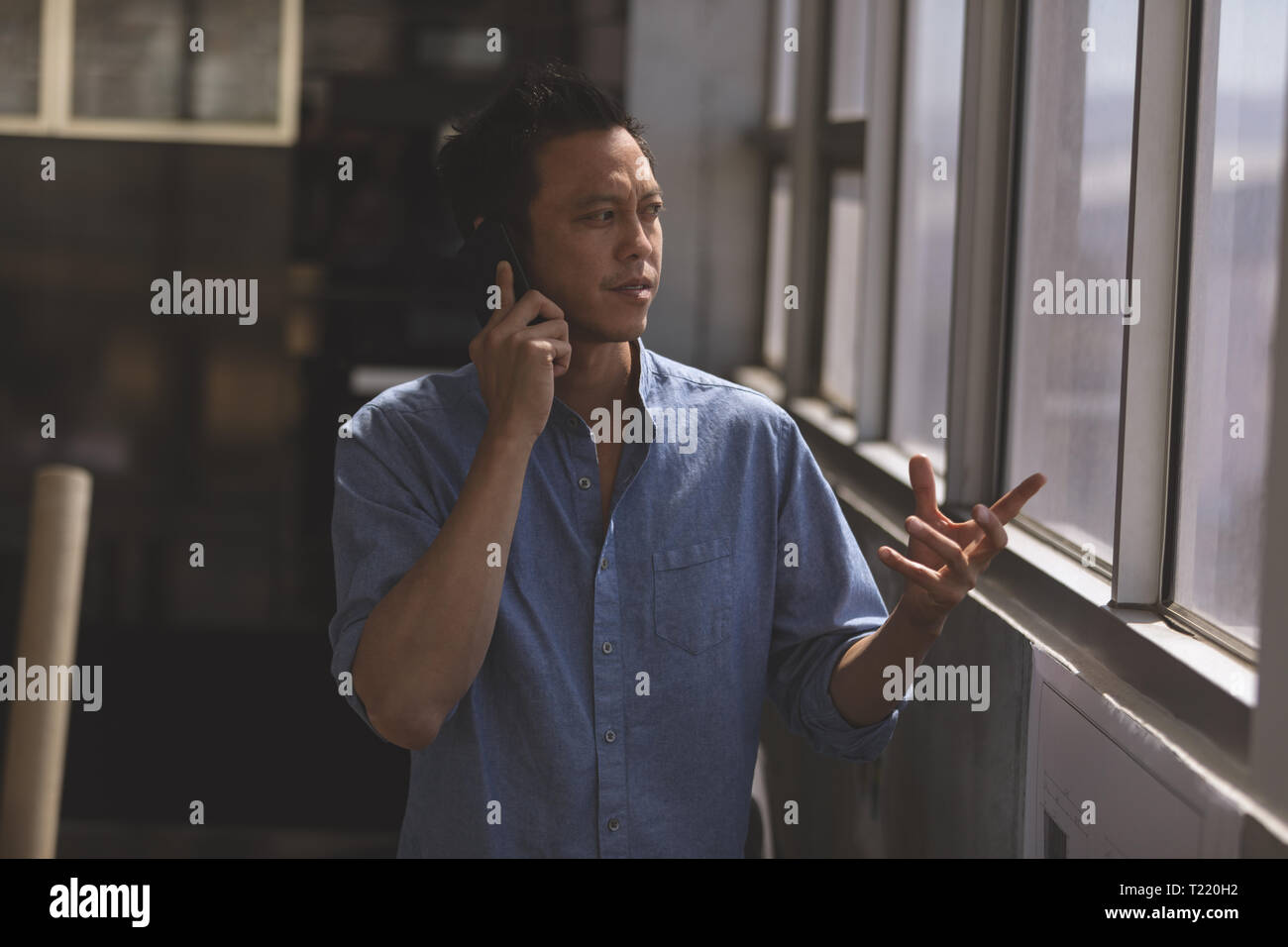 Männliche Architekt Gespräch am Handy in einem modernen Büro Stockfoto