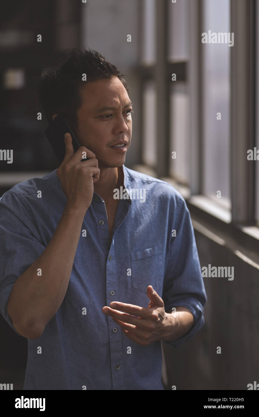 Männliche Executive telefonieren mit Handy im Büro Stockfoto