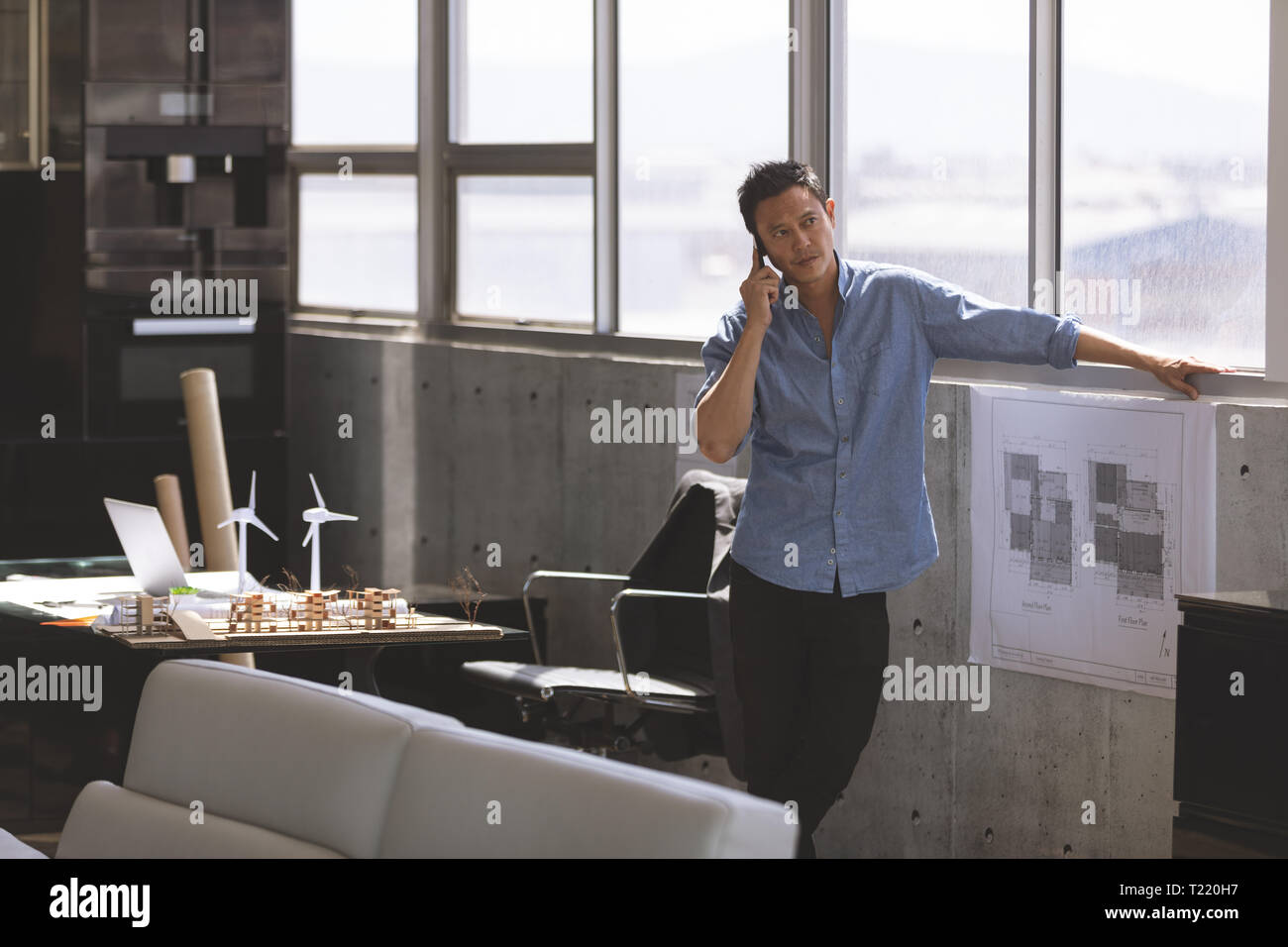 Männliche Executive telefonieren mit Handy im Büro Stockfoto