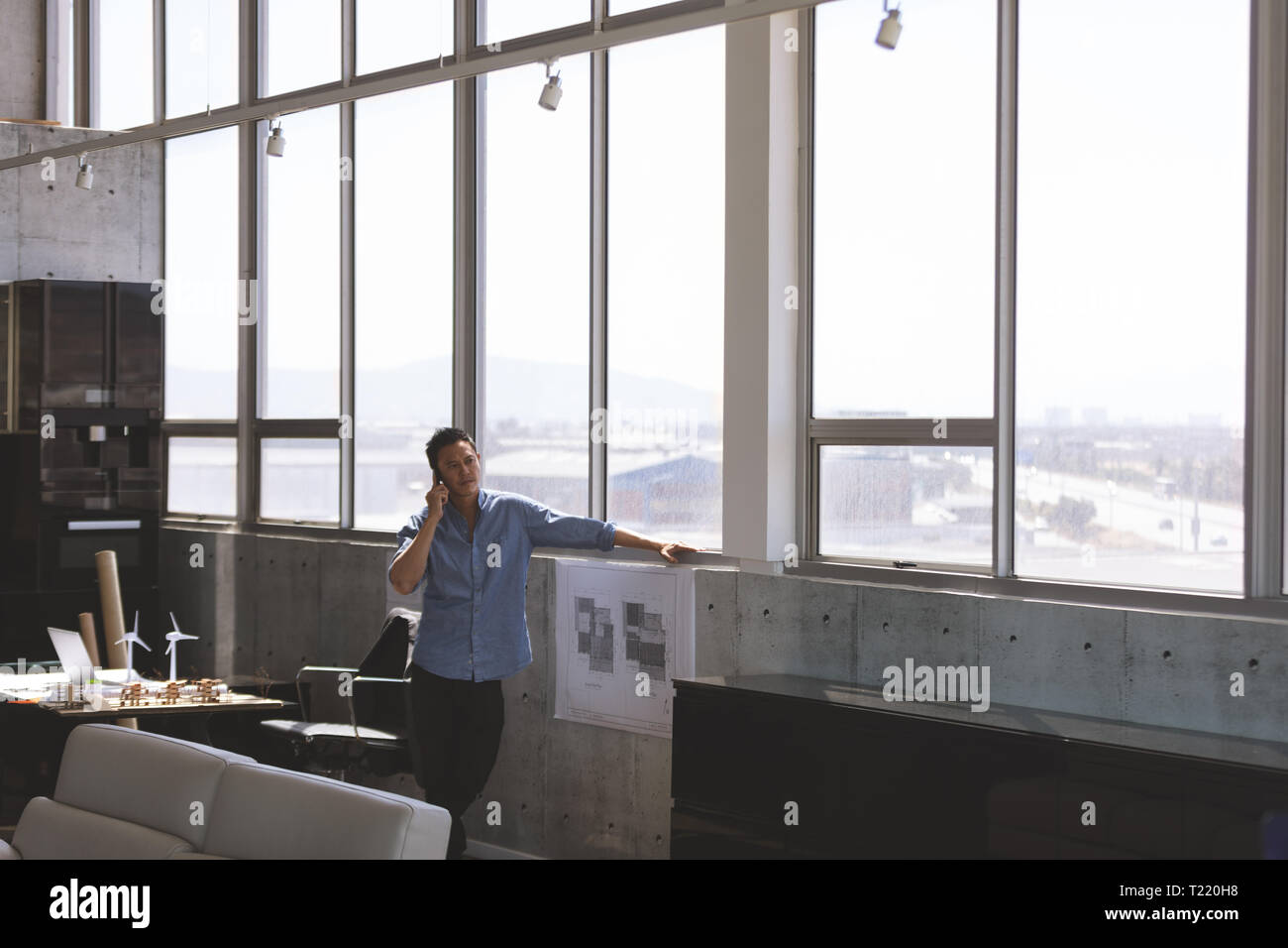 Männliche Executive telefonieren mit Handy im Büro Stockfoto