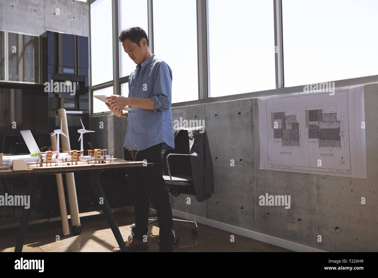 Männliche Executive mit digitalen Tablet im Büro Stockfoto