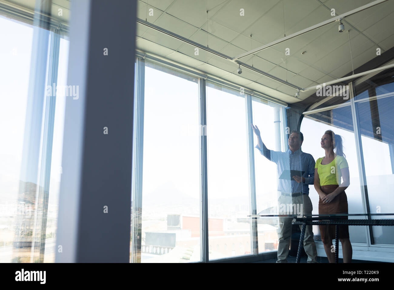 Männlichen und weiblichen Architekten mit einander interagieren im Büro Stockfoto