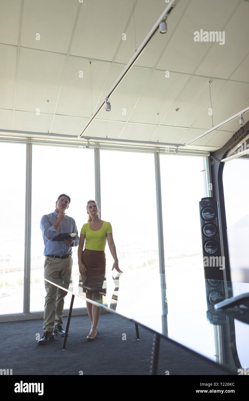 Männlichen und weiblichen Architekten mit einander interagieren im Büro Stockfoto