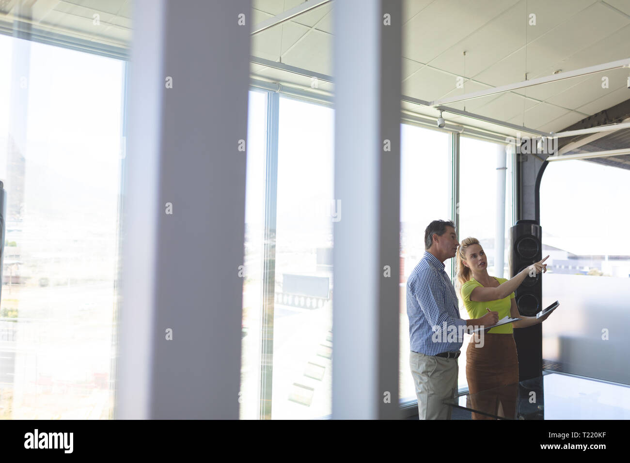 Männlichen und weiblichen Architekten mit einander interagieren im Büro Stockfoto