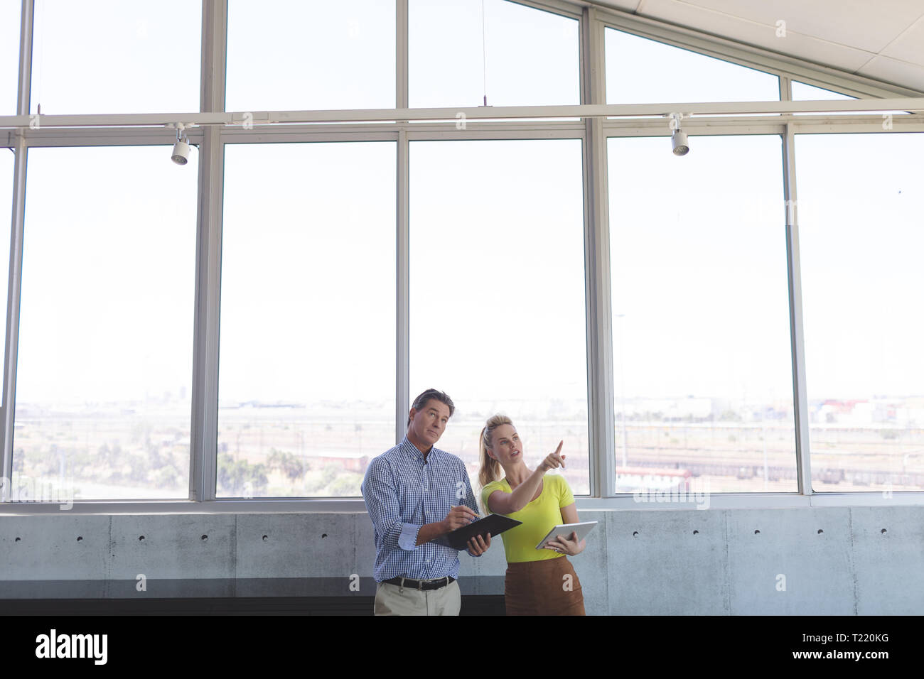 Männlichen und weiblichen Architekten mit einander interagieren im Büro Stockfoto