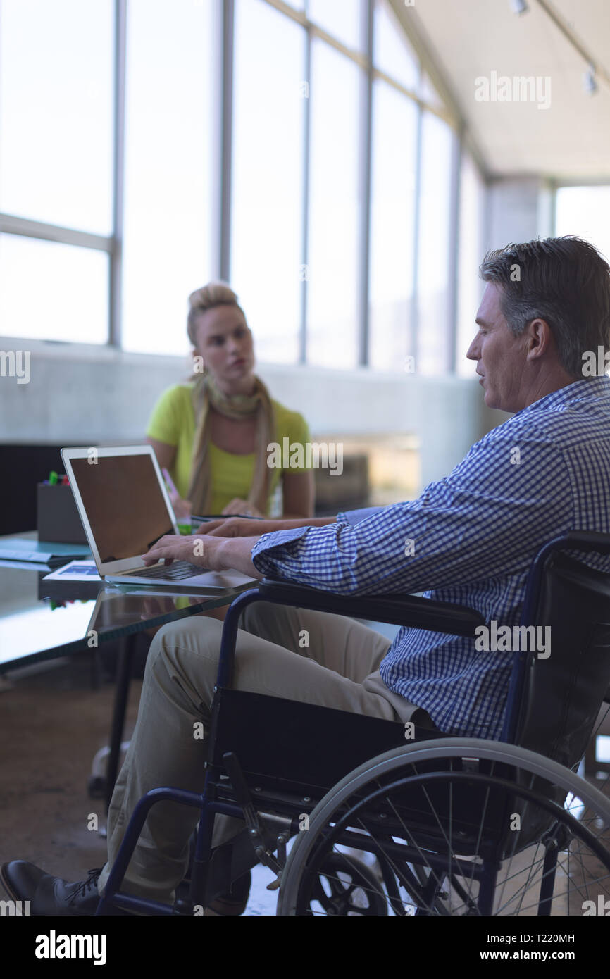 Männliche und weibliche Führungskraft mit einander interagieren im Büro Stockfoto