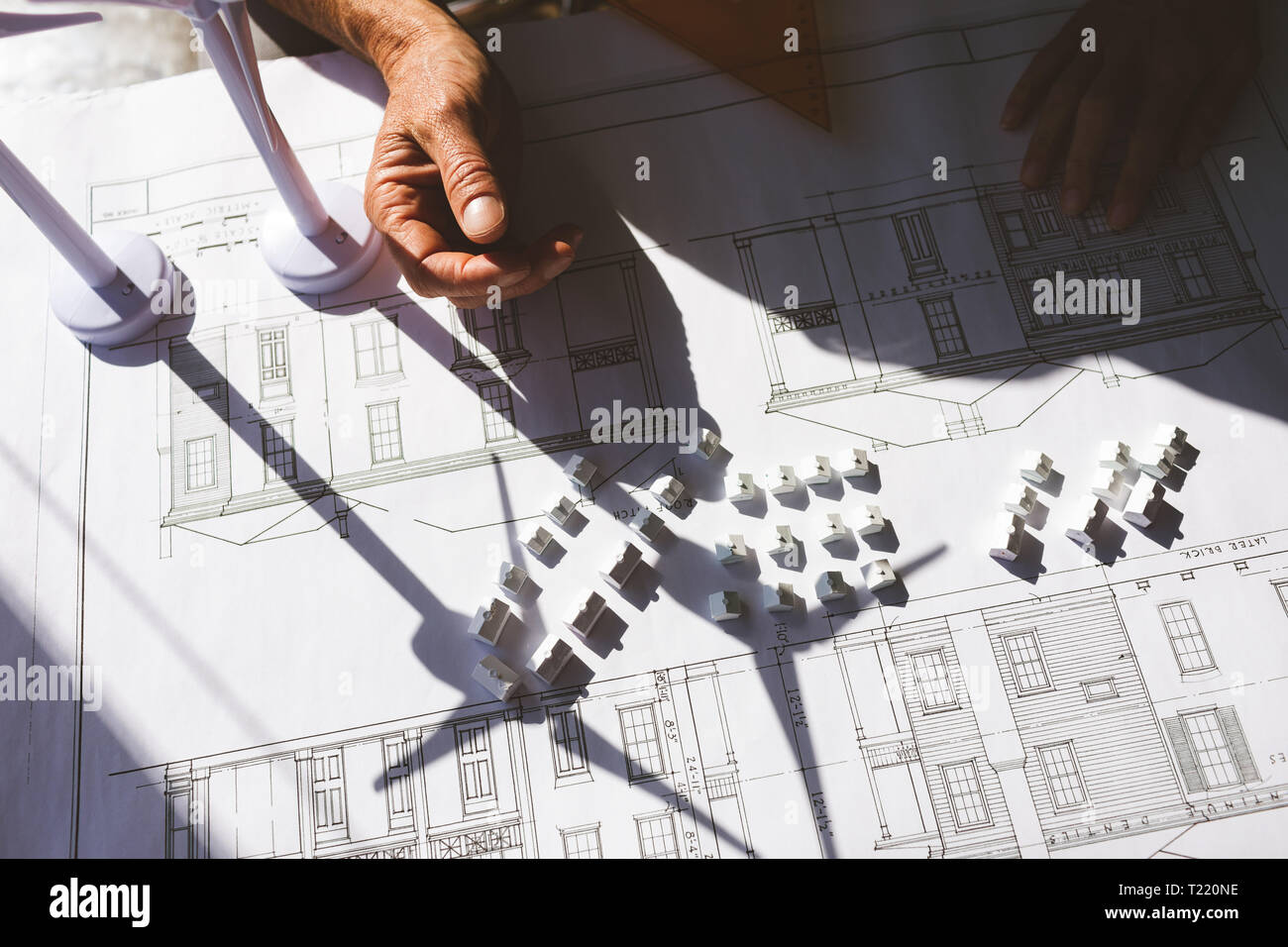 Männliche Architektur arbeiten an architektonischen Modell am Schreibtisch Stockfoto