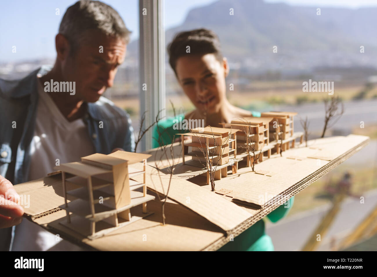 Architekten diskutieren über architektonische Modell Stockfoto