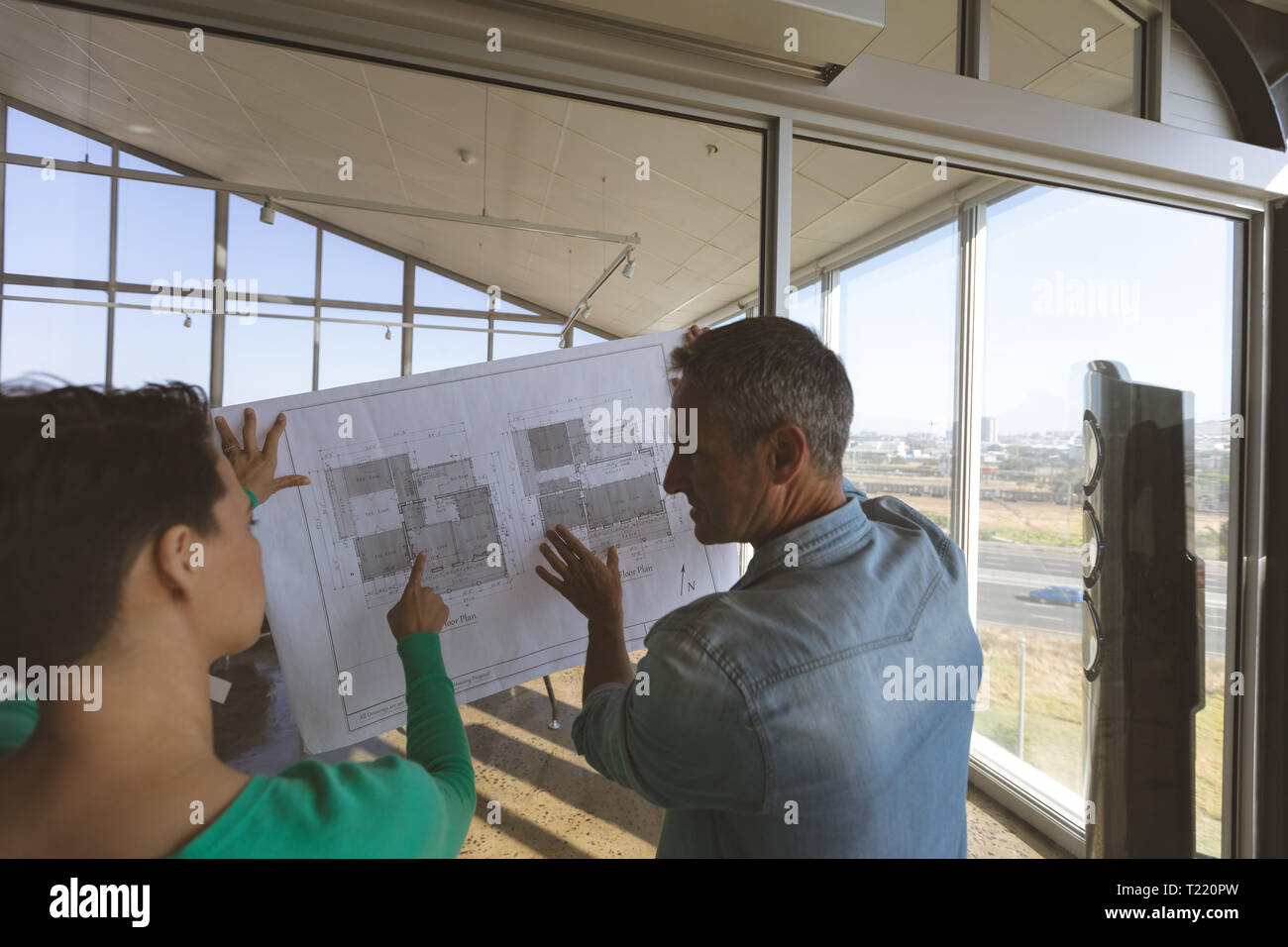 Architekten diskutieren über Blueprint im Büro Stockfoto