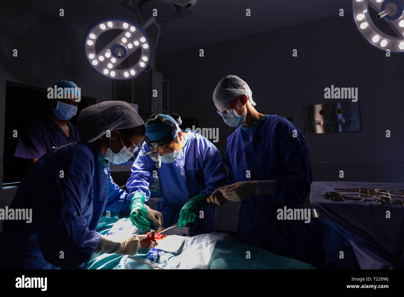 Chirurgen durchführen Betrieb in Op im Krankenhaus Stockfoto