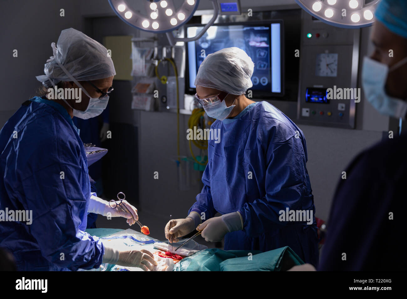 Chirurgen durchführen Betrieb in Op im Krankenhaus Stockfoto