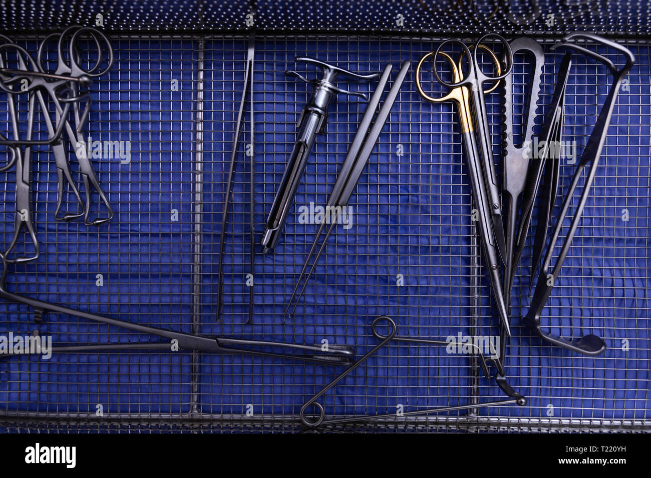 Chirurgische Ausrüstung auf einer Tabelle in Betrieb Zimmer Stockfoto