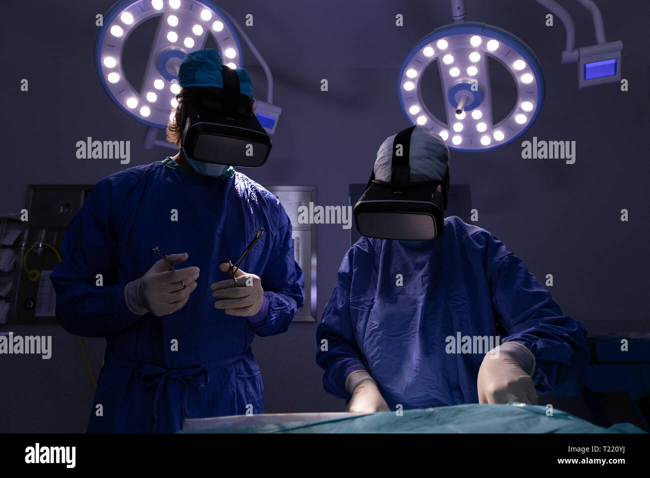 Chirurgen mit Virtual reality Headset während der Operation im Operationssaal am Krankenhaus Stockfoto