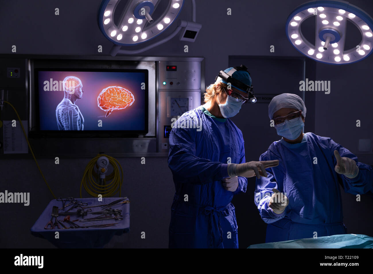 Chirurgen miteinander reden während der Operation im Operationssaal Stockfoto