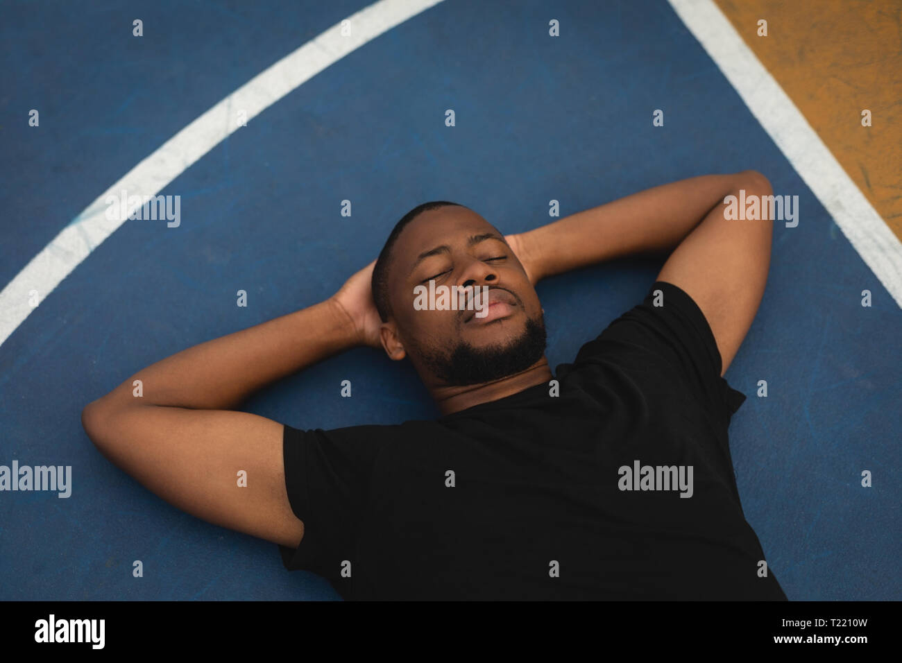 Basketball Spieler entspannen auf dem Fußboden in den Basketballplatz Stockfoto