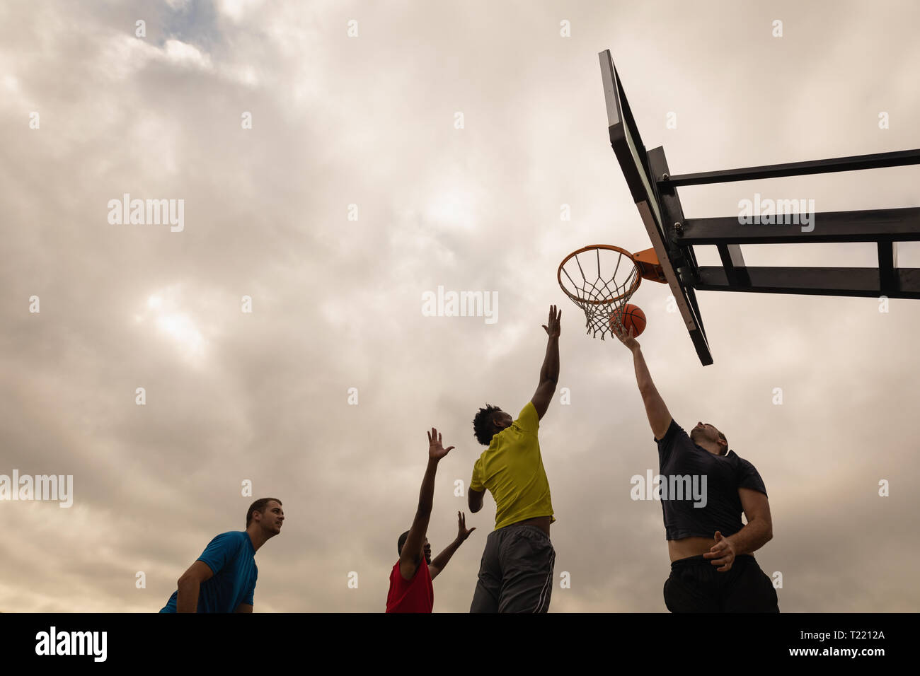Spieler Basketball spielen am Basketballplatz Stockfoto