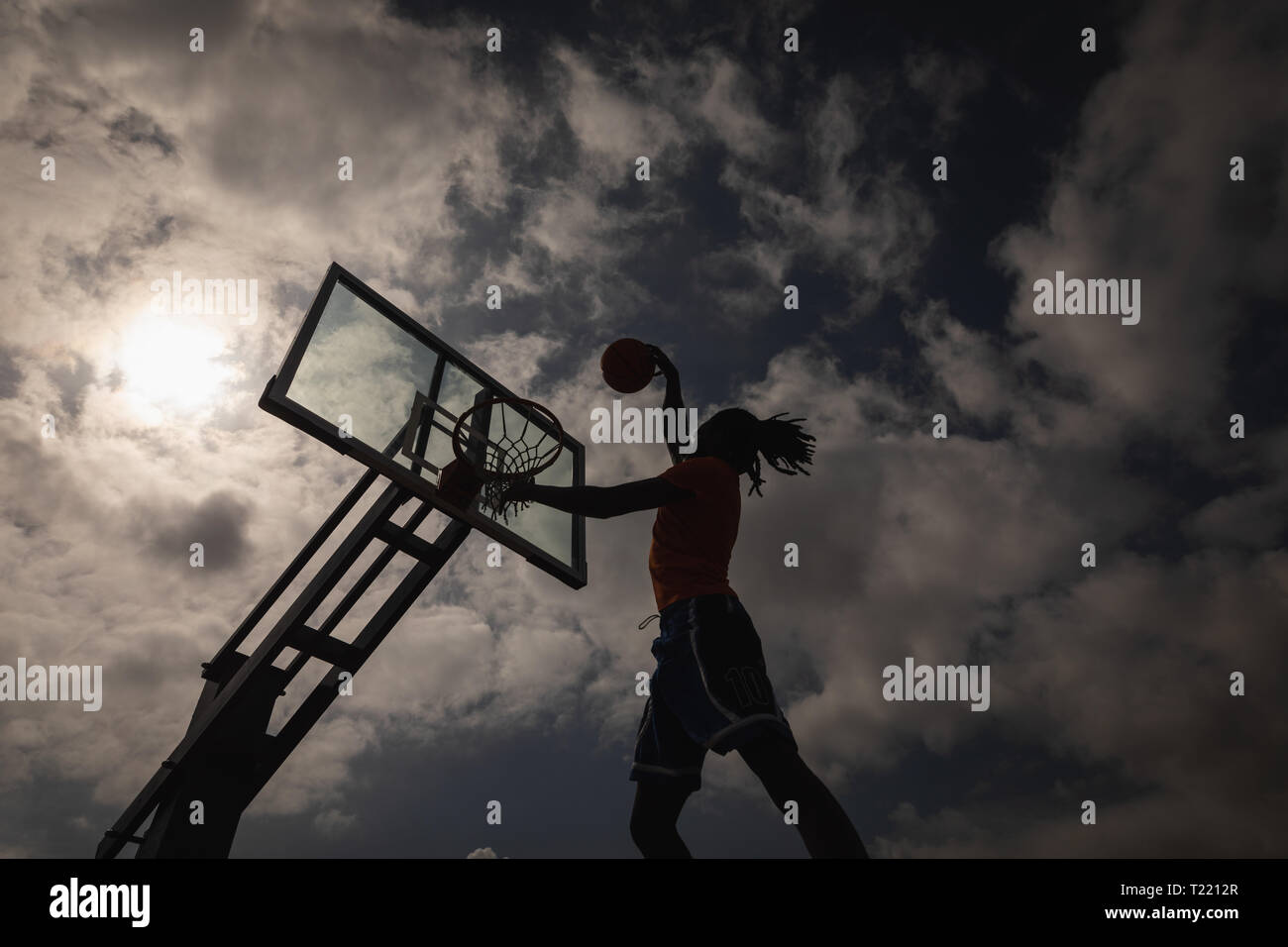 Basketball Spieler spielt Basketball am Basketballplatz Stockfoto