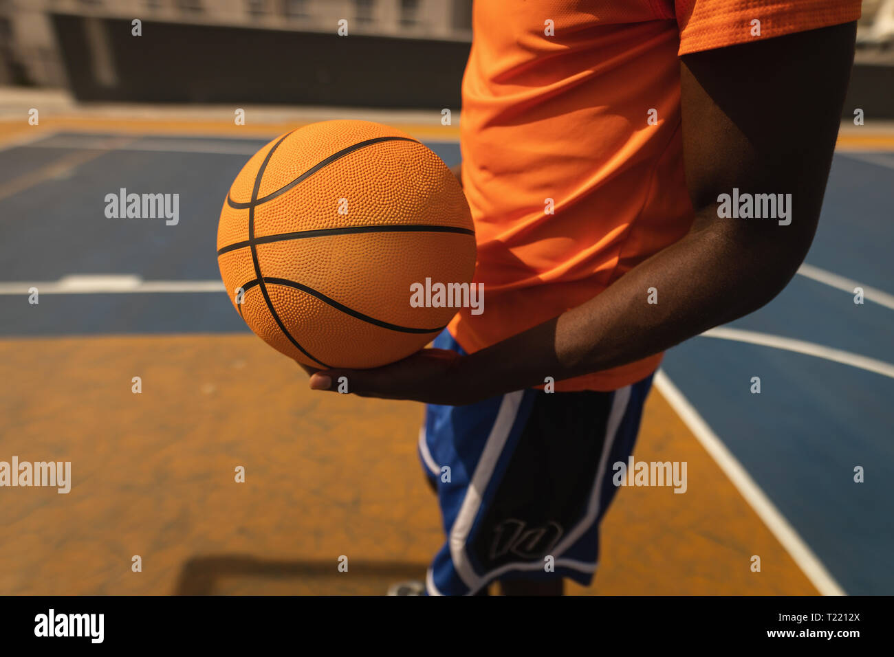 Basketball Spieler stehend mit Basketball in Spielplatz Stockfoto