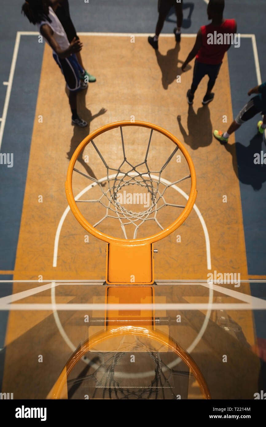 Glas basketball Board und Hoop in Basketball Court Stockfoto