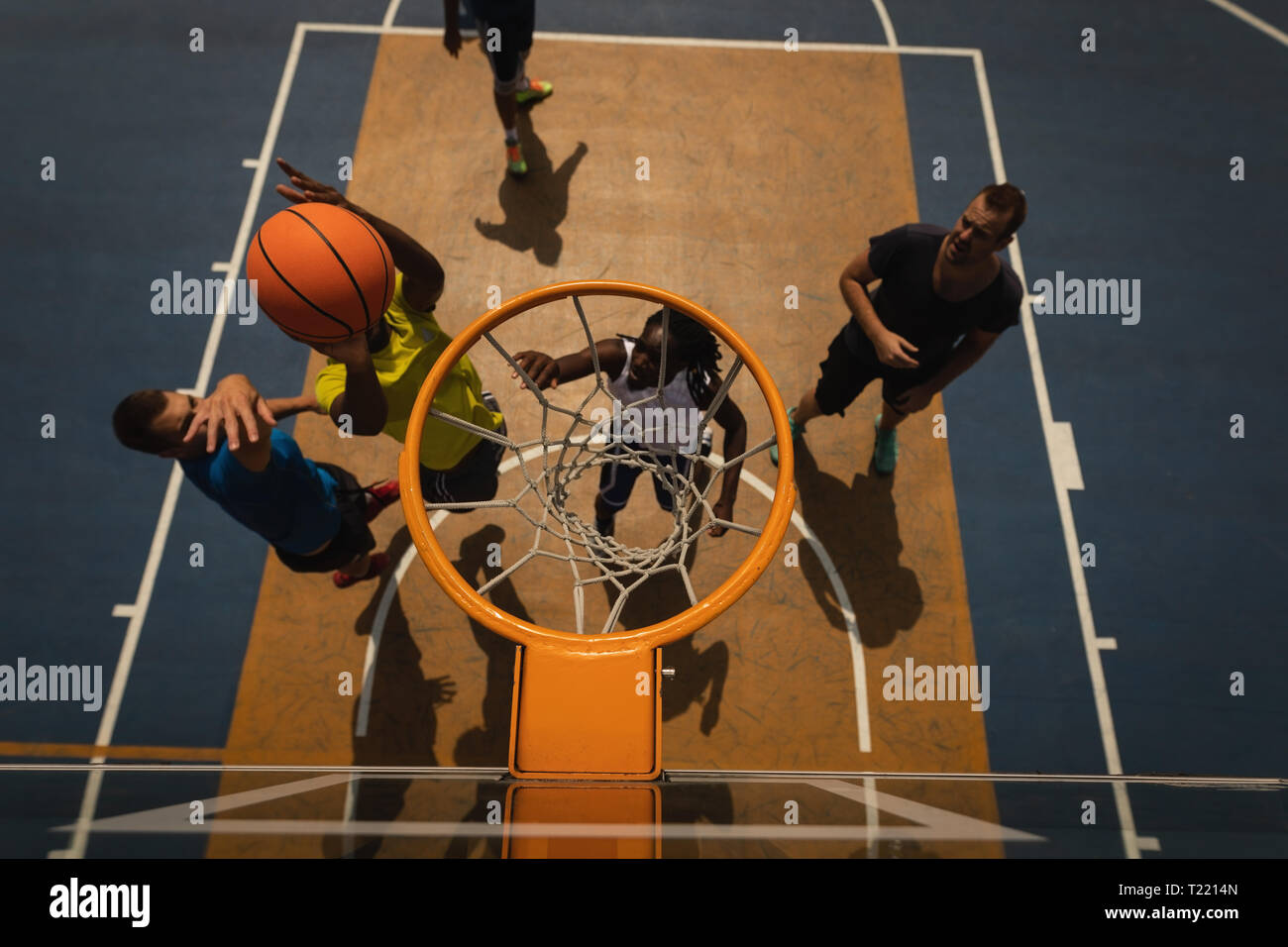 Basketballspieler Basketball spielen auf Basketball Stockfoto