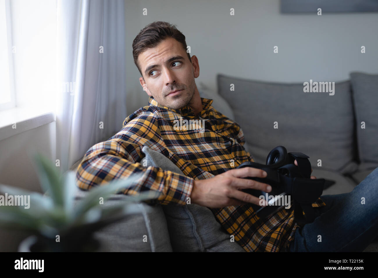 Mann mit Virtual reality Headset zu Hause Stockfoto