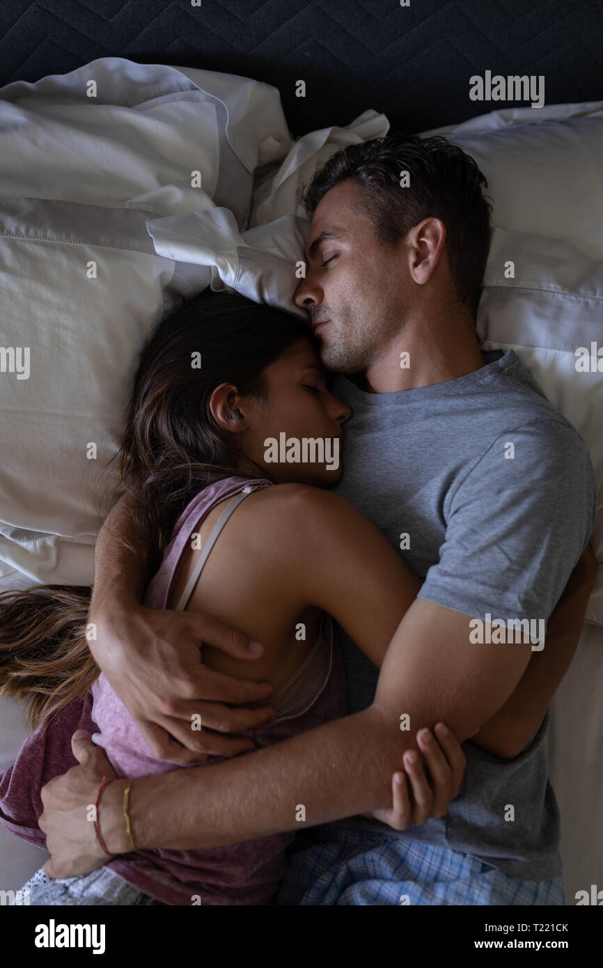 Paar, schlafen im Bett zu Hause Stockfoto
