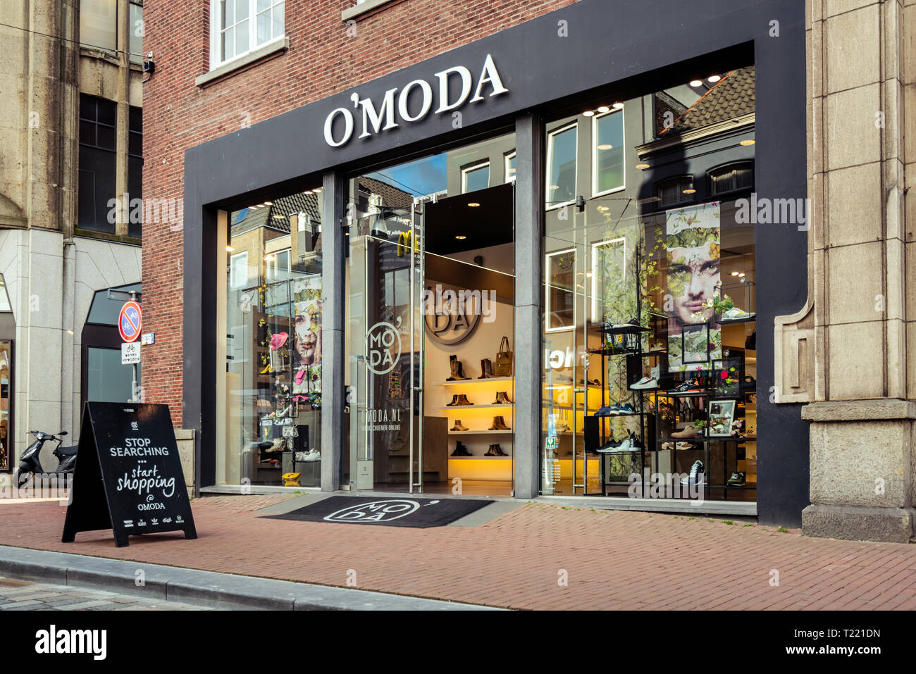 Dordrecht, Niederlande - 03.März 2019: Omoda Verkaufsplattform.  Niederländische Schuh Unternehmen mit Sitz in Rostock/Warnemünde. Neben  Schuhen, Omoda auch Stockfotografie - Alamy