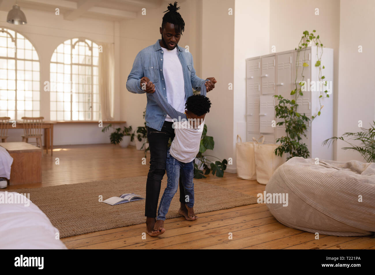 Vater und Sohn spielen zu Hause Stockfoto