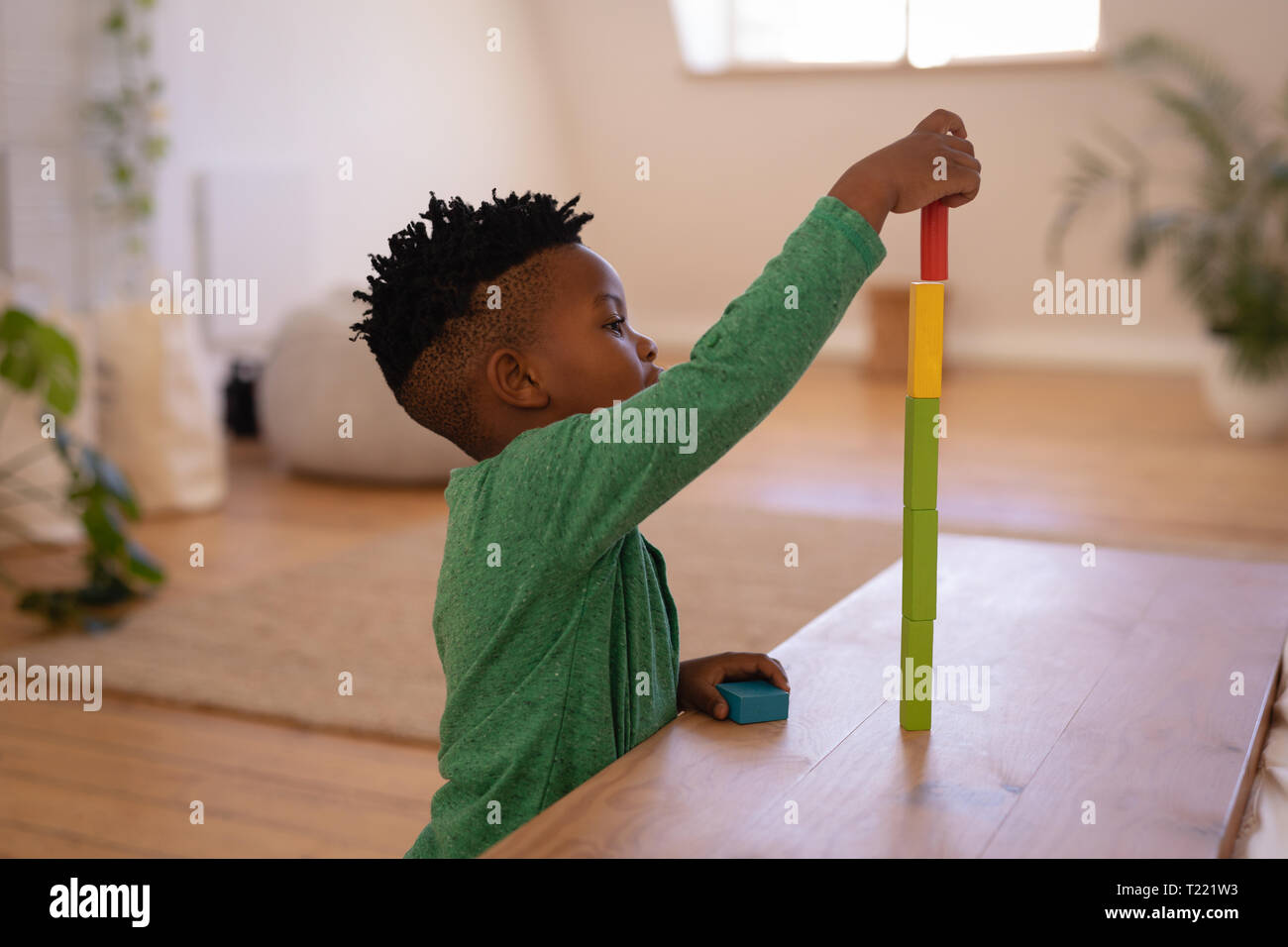Kleinen Niedlichen Jungen spielen mit Spielzeug zu Hause Stockfoto