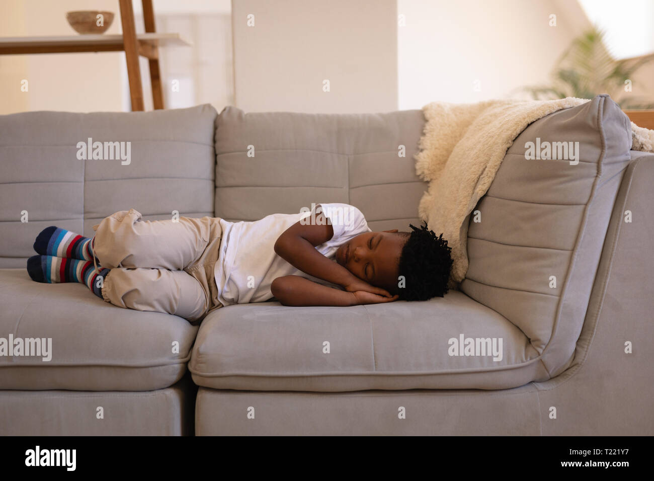 Kleinen Niedlichen Jungen schlafen auf dem Sofa zu Hause Stockfoto