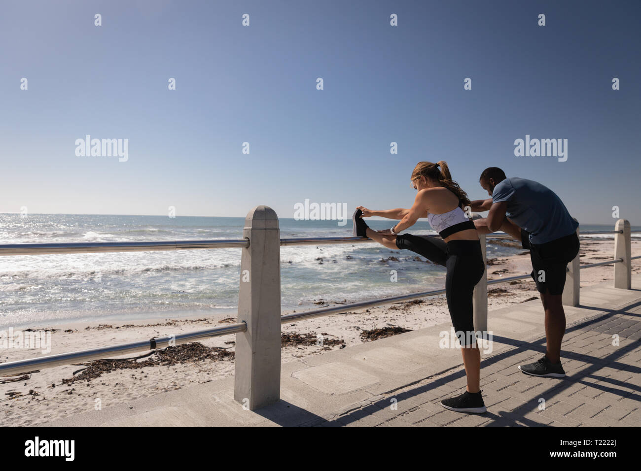 Junges Paar trainieren in der Nähe von Strand Stockfoto