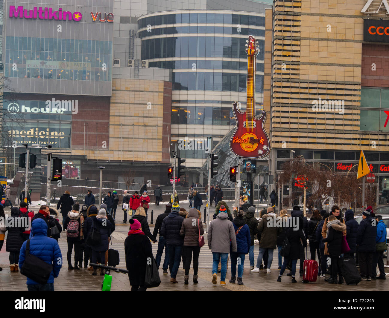Blick auf die Straße von Warschau, Polen. Die Leute an der Fußgängerampel im Store auf Emilii Plater Straße warten. Stockfoto