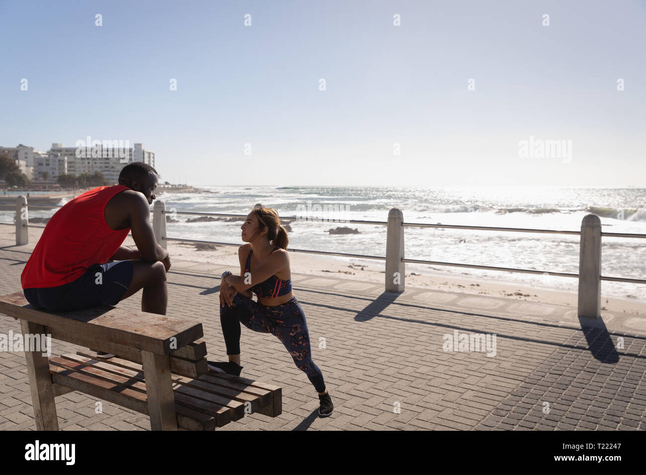 Paar interagieren während des Trainings am Strand Stockfoto