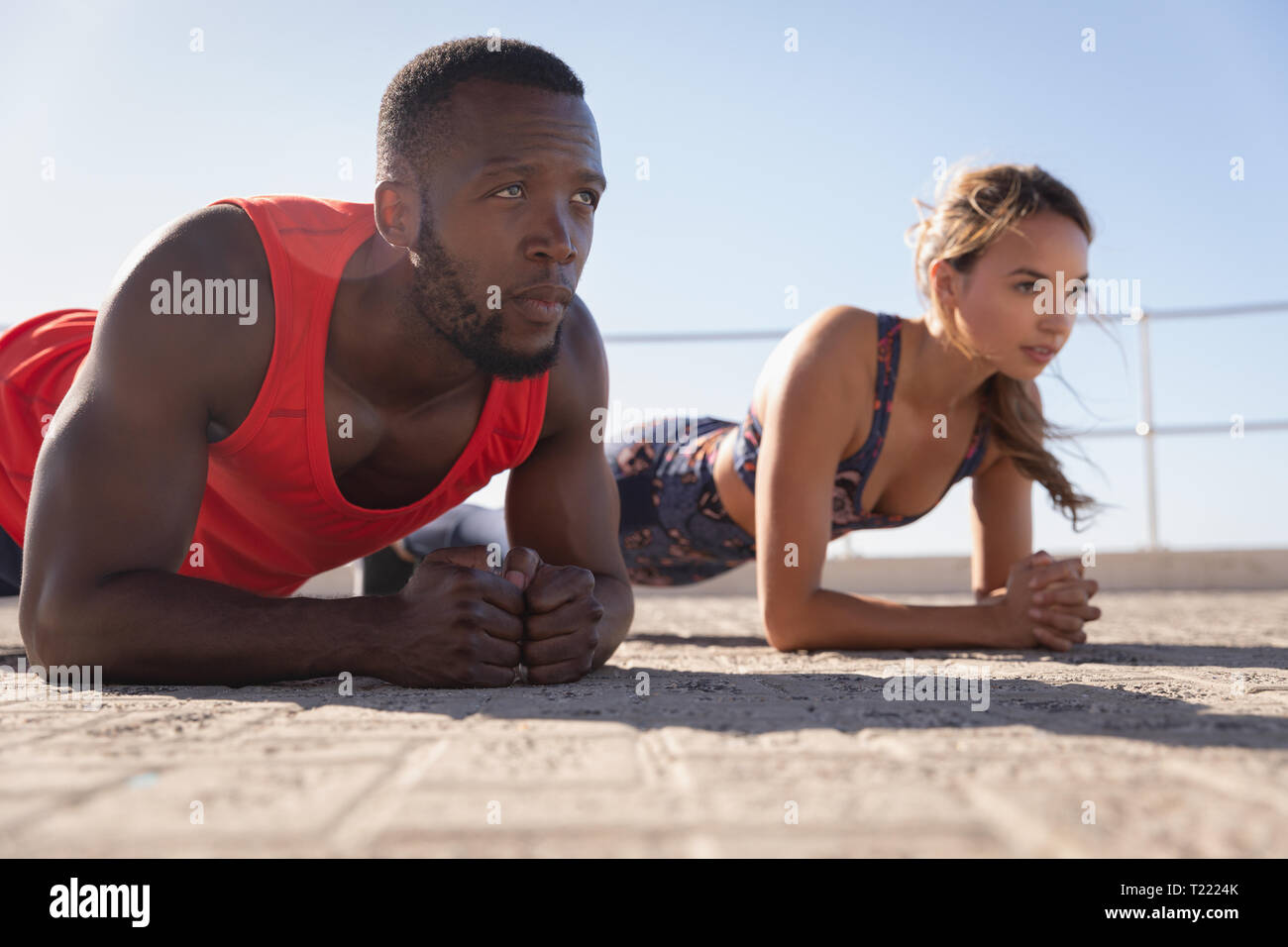 Paar tun Beplankung Übungen auf Pflaster Stockfoto