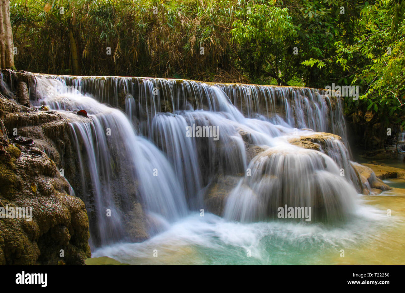 Wasser fließt über die Kaskaden am Kuang Si Wasserfall außerhalb von Luang Prabang in Laos. Dieser Wasserfall und stream sind beliebtes Ziel zum Abkühlen. Stockfoto