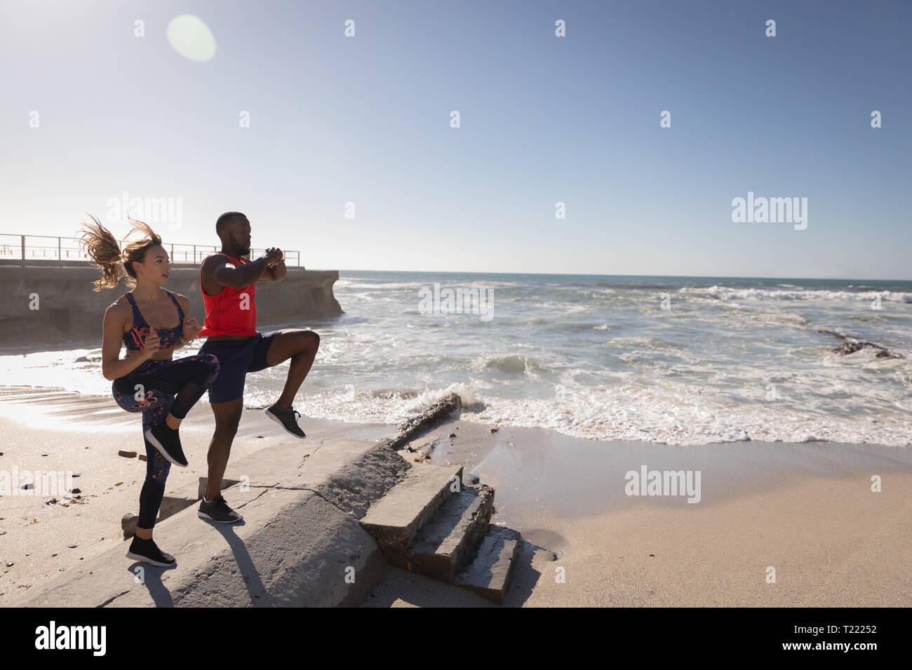 Paar tun Ort Joggen am Strand Stockfoto