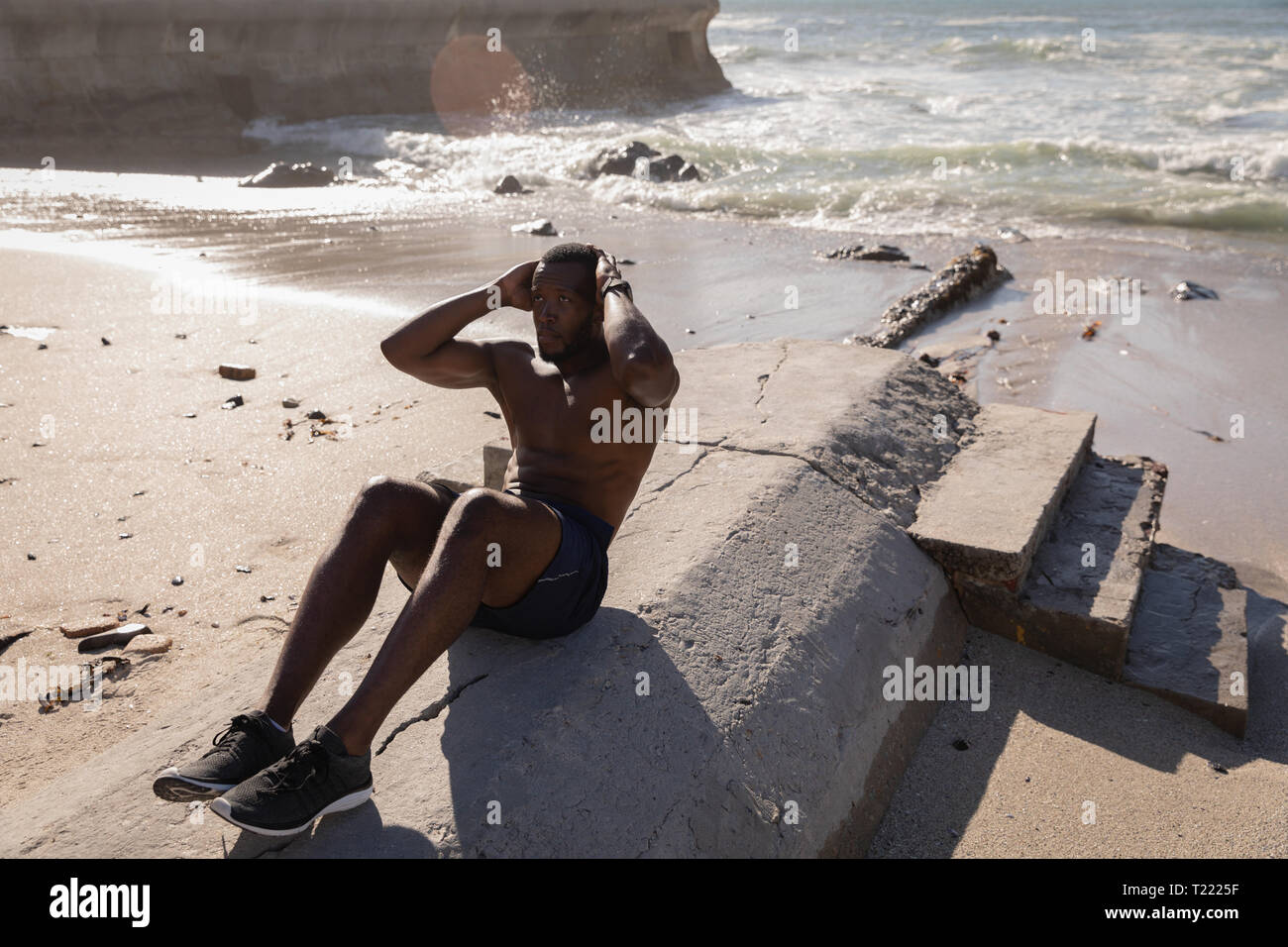 Mann tun Übung am Strand an einem sonnigen Tag Stockfoto