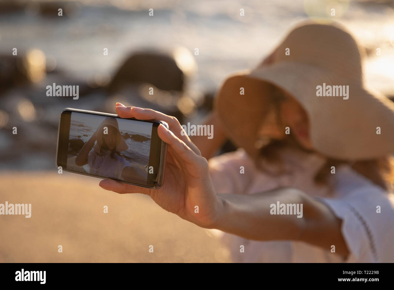 Schöne Frau sprechen selfie am Strand Stockfoto