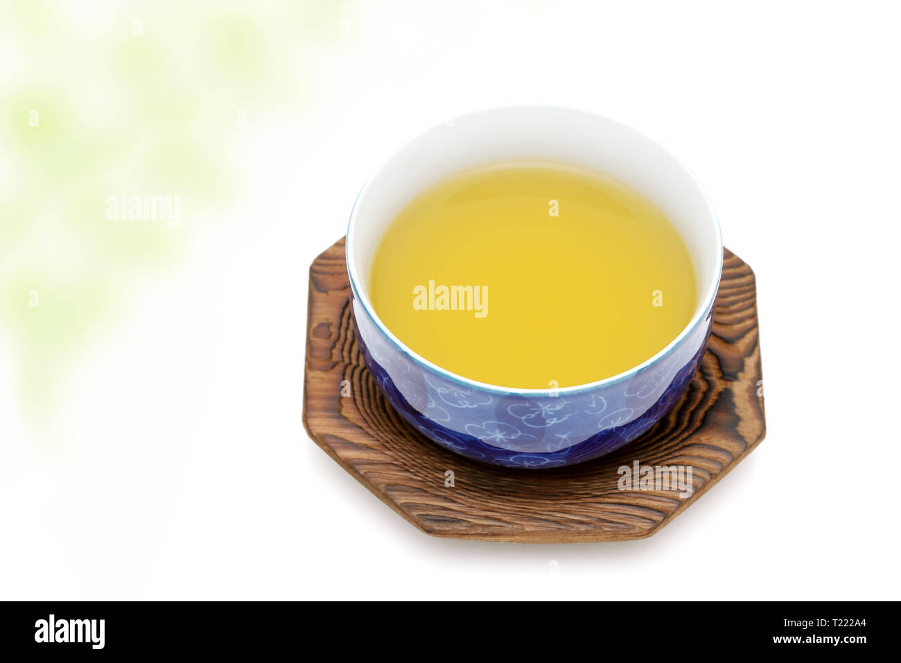 Japanischer Grüner Tee mit Schale auf weißem Hintergrund Stockfoto