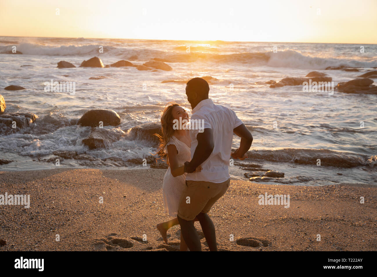 Paar genießen am Strand an einem sonnigen Tag Stockfoto