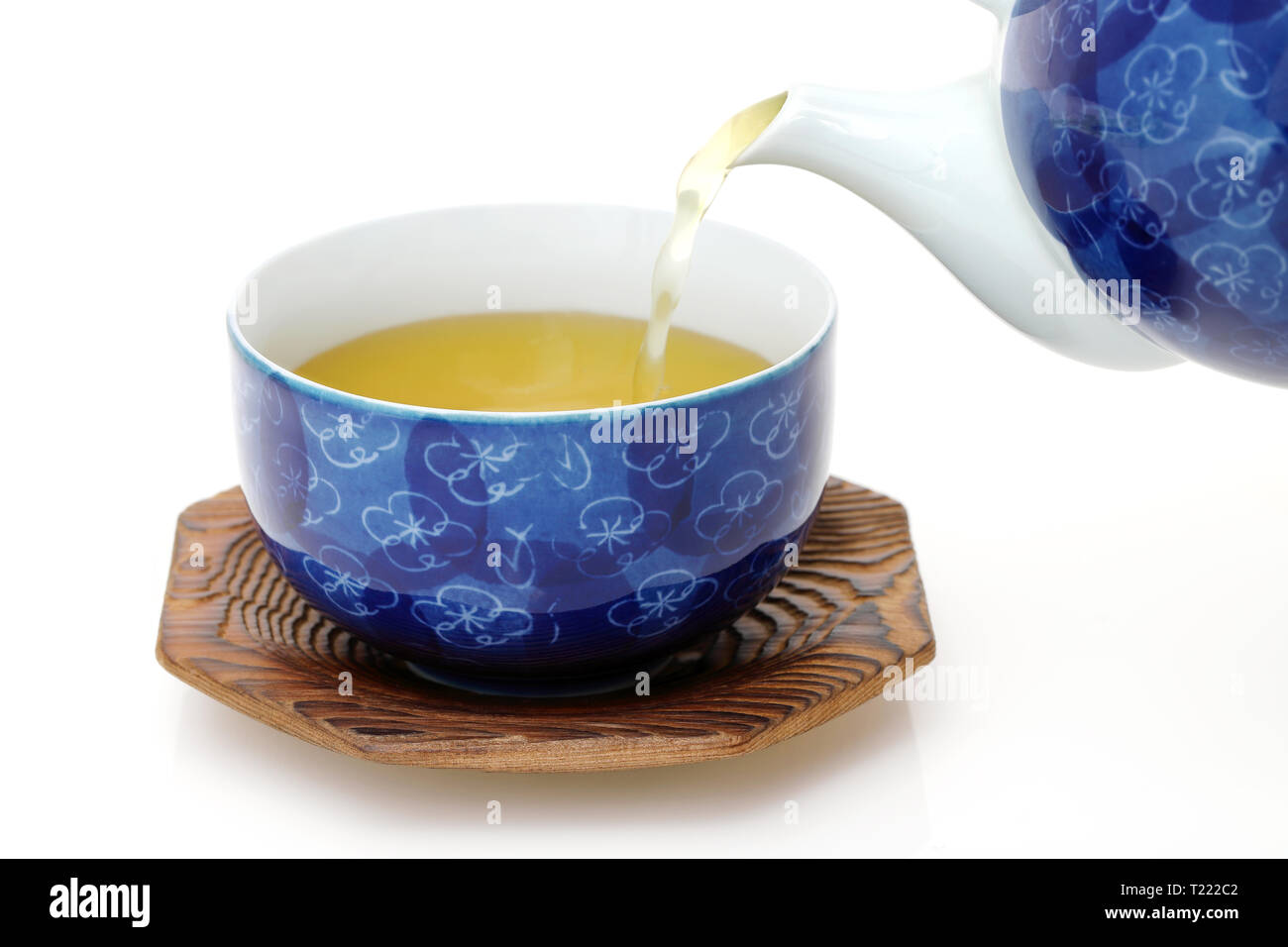 Japanischer Grüner Tee mit Schale auf weißem Hintergrund Stockfoto