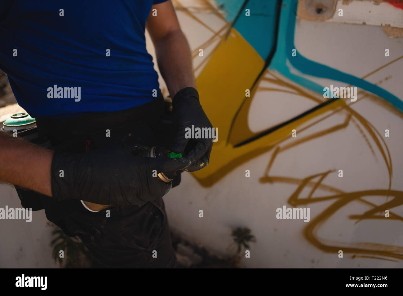 Graffiti Künstler holding Sprühfarbe während in der Gasse stehen Stockfoto