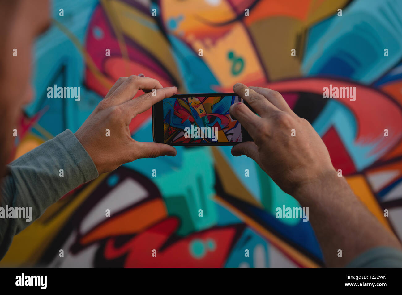 Graffiti Künstler erfassen Foto von bemalten Wand Stockfoto