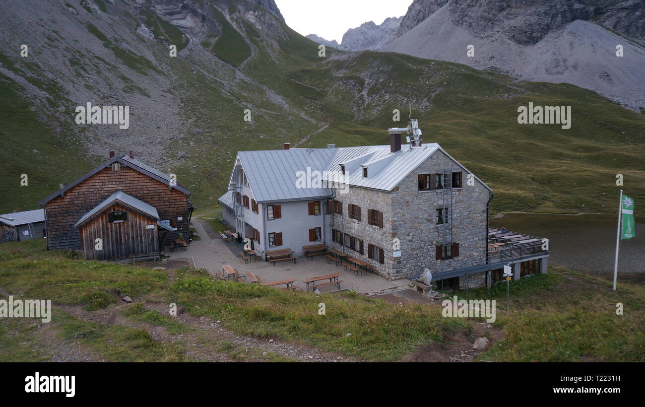 Berghütte. Einsame Hütte mit einer Bergkette im Hintergrund, Deutschland Stockfoto