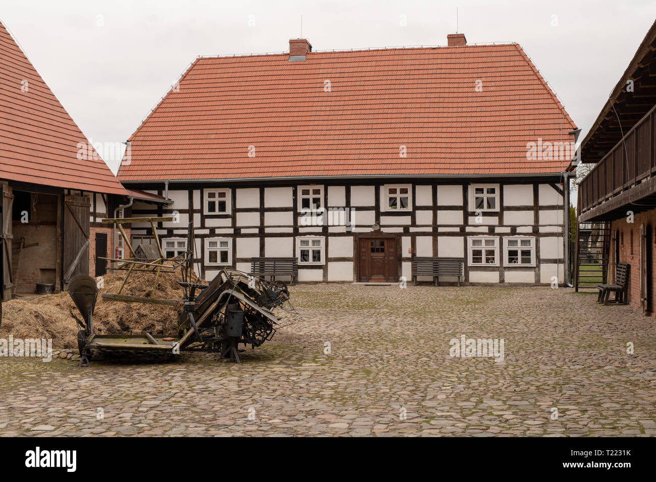 Ein Hinterhof in einem traditionellen Bauernhof. Die alte Methode der Konstruktion in die Landschaft. Saison der Feder. Stockfoto