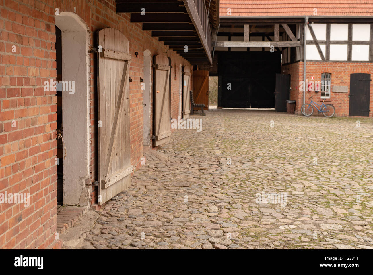 Ein Hinterhof in einem traditionellen Bauernhof. Die alte Methode der Konstruktion in die Landschaft. Saison der Feder. Stockfoto