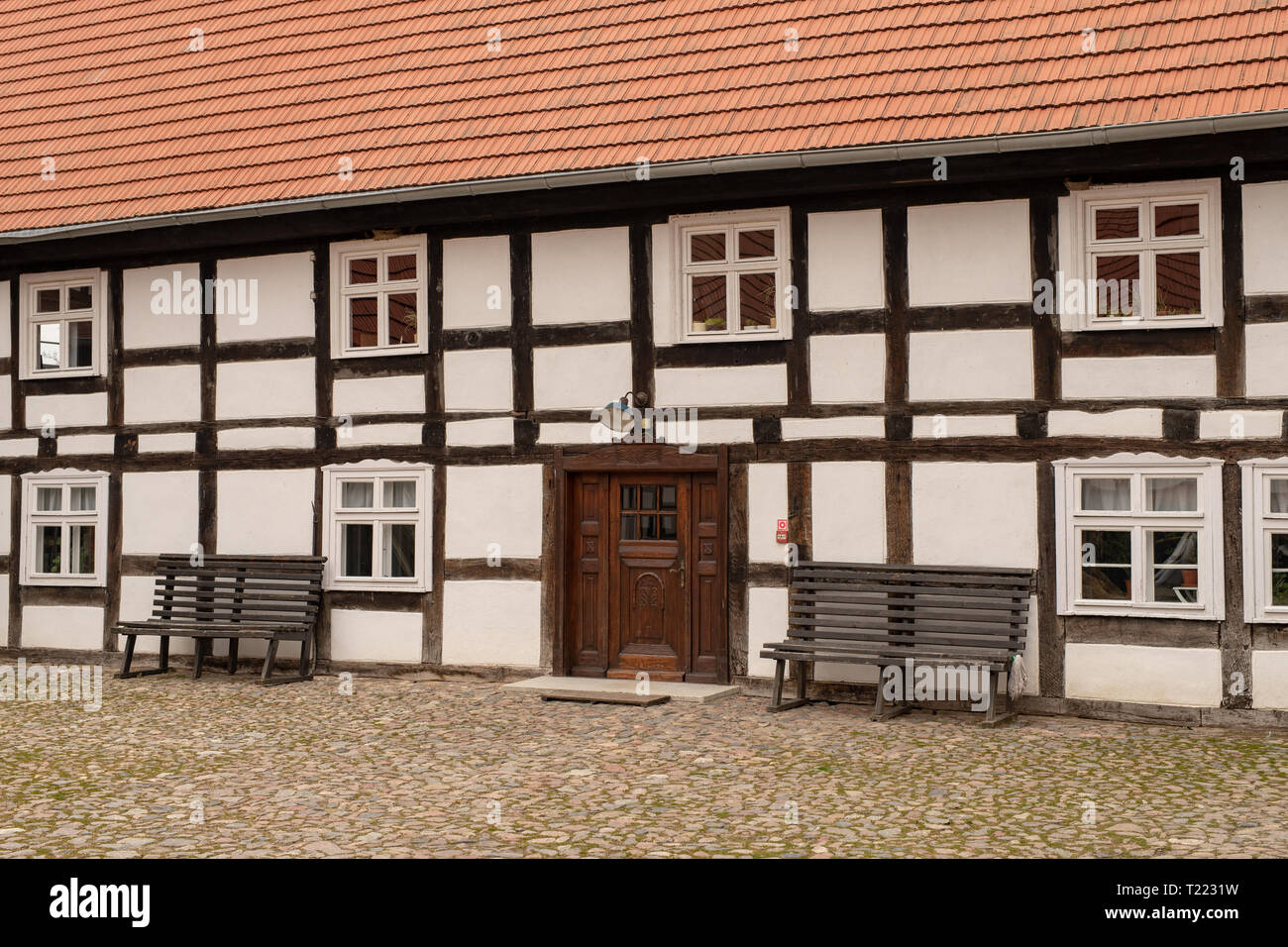 Ein Hinterhof in einem traditionellen Bauernhof. Die alte Methode der Konstruktion in die Landschaft. Saison der Feder. Stockfoto
