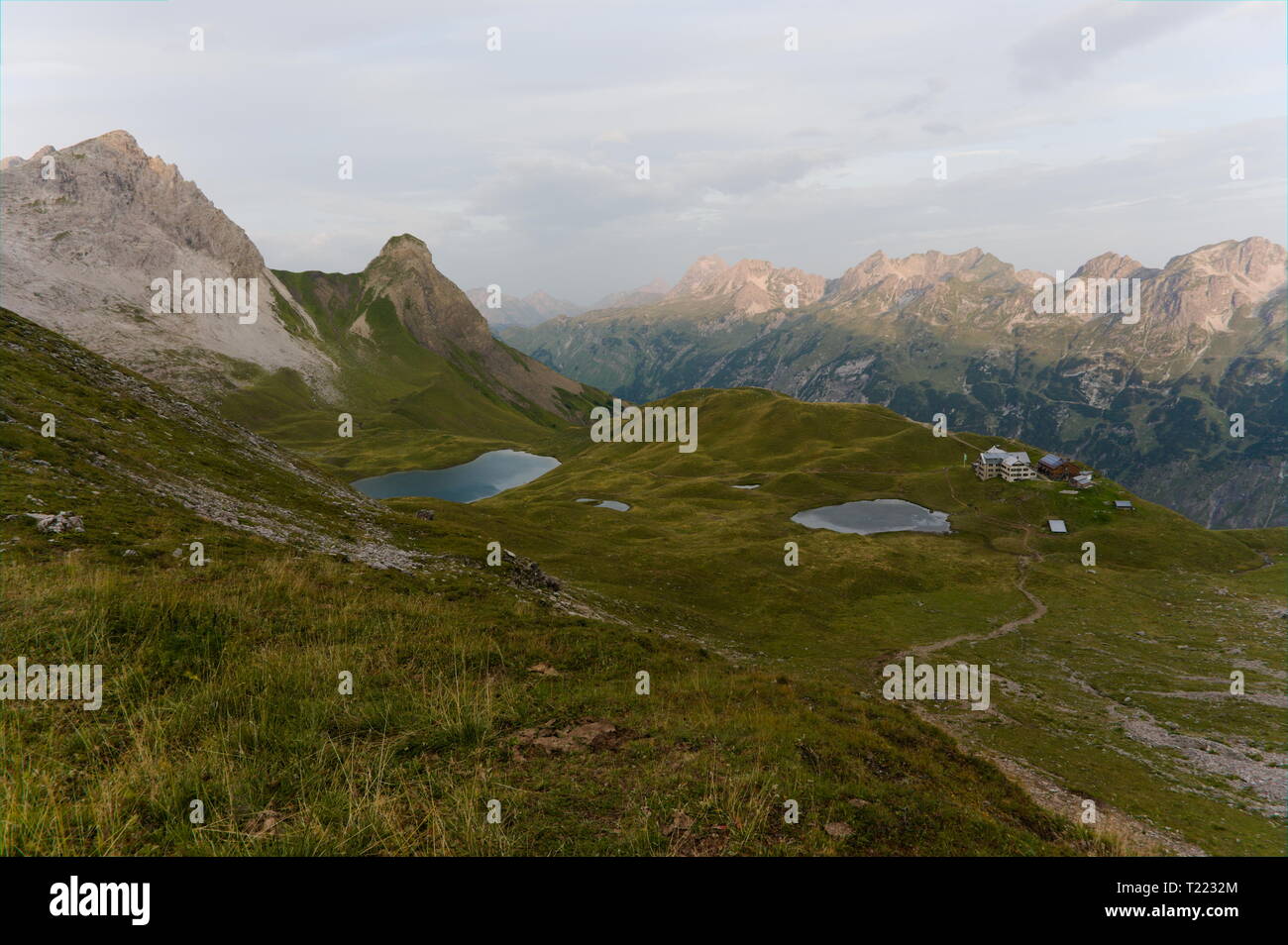 Berghütte. Einsame Hütte mit einer Bergkette im Hintergrund, Deutschland Stockfoto