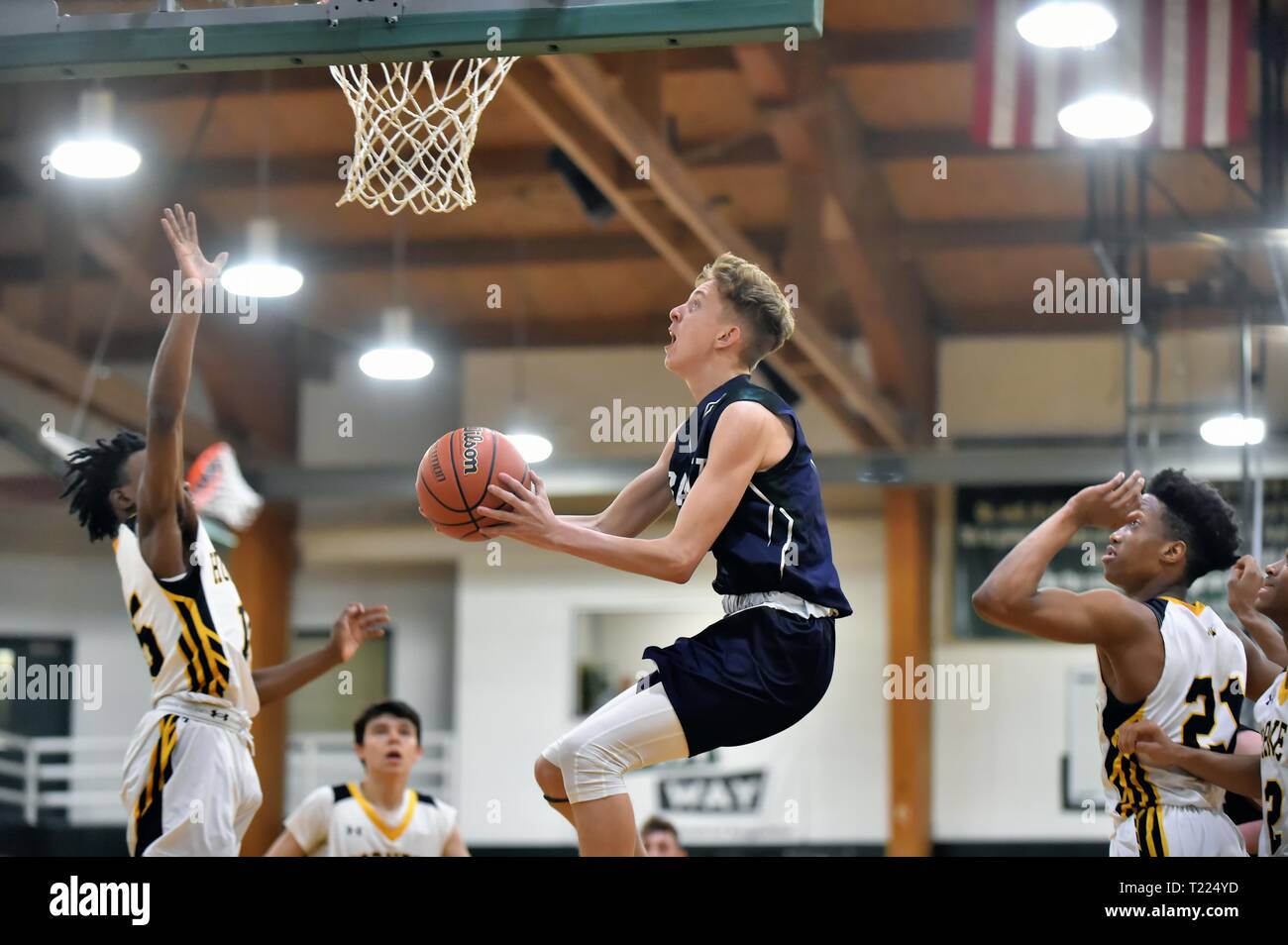 Erhöhte Spieler bei der Ausführung eines Reverse layup. USA. Stockfoto