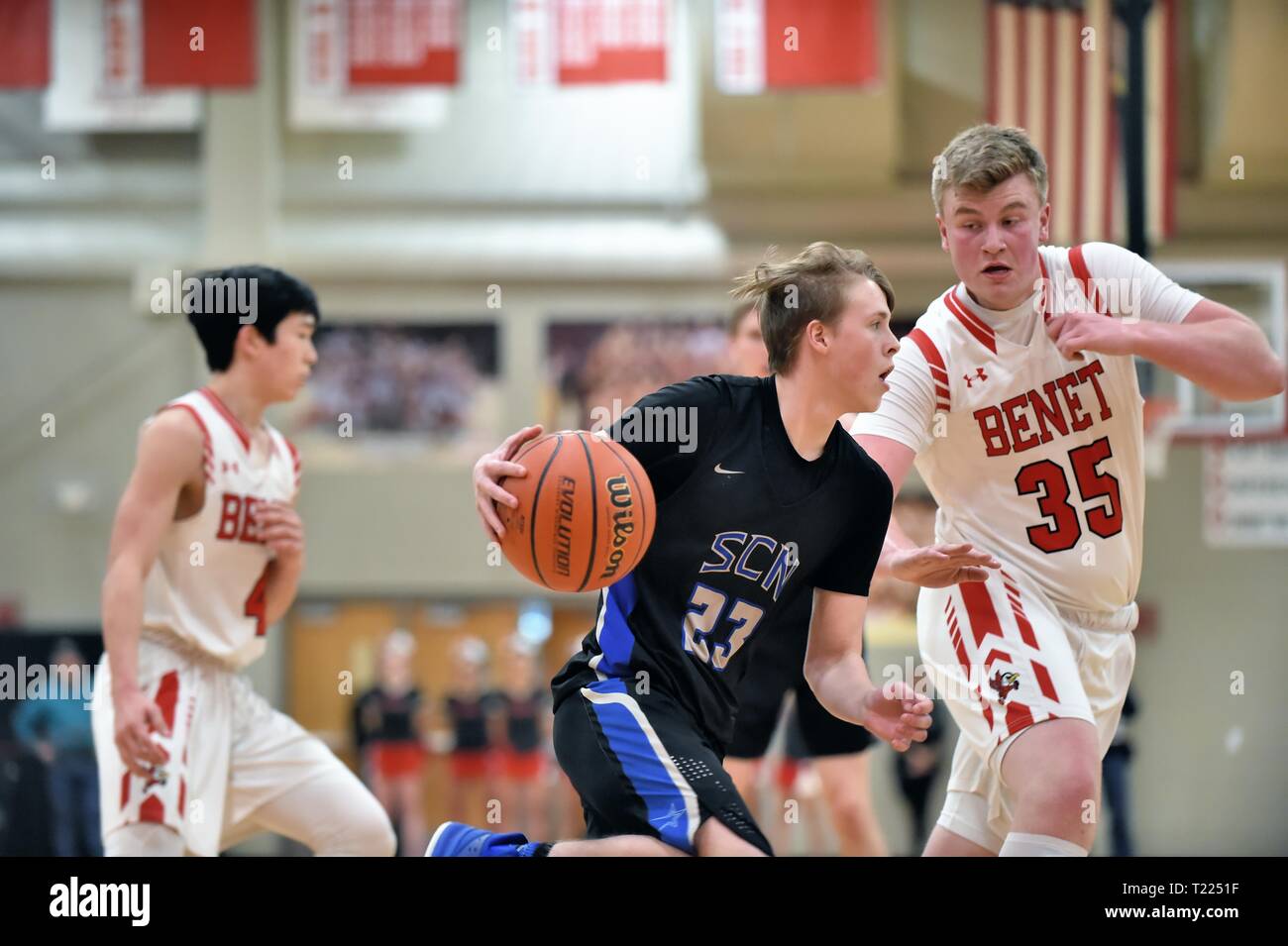 Spieler auf der Grundlinie unter dem Korb, während eng von einem Gegner verteidigt. USA. Stockfoto